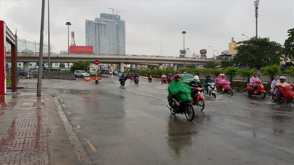 Ngoài việc yêu cầu các bên liên quan phải khắc phục tình trạng nghẽn cống do rác, phía Cty Quang Trung còn yêu cầu không được để các tuyến cống ngoài hợp đồng kết nối với 2 tuyến cống chính đưa về trạm bơm đường Nguyễn Hữu Cảnh. Ảnh: Trường Sơn