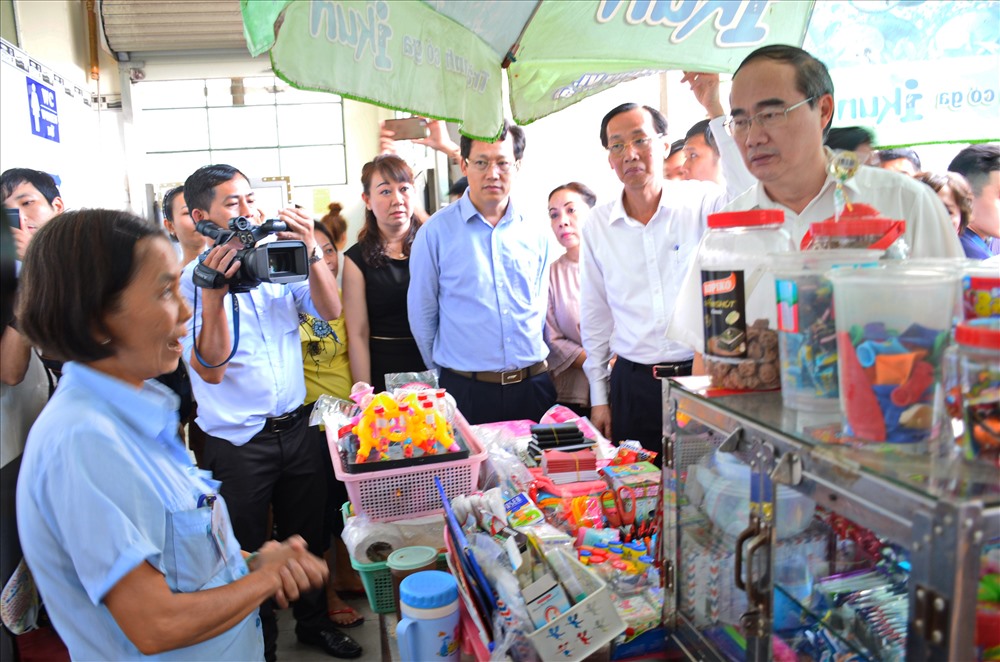 Bí thư Thành ủy TPHCM Nguyễn Thiện Nhân hỏi thăm tình hình buôn bán của tiểu thương tại chợ An Đông. Ảnh: Đ.L