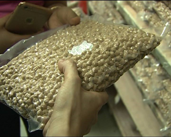 Gói trân châu không nhãm mác có giá 25.000 đồng/kg có thể pha hàng chục cốc trà sữa