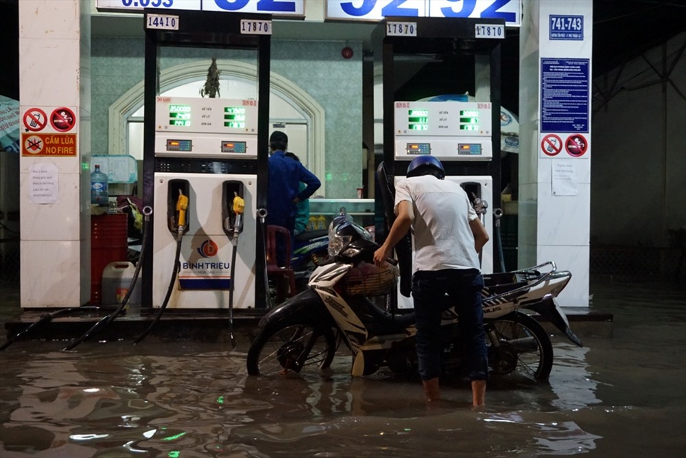 Một cửa hàng xăng dầu bị ngập nước lênh láng. Ảnh: M.Q