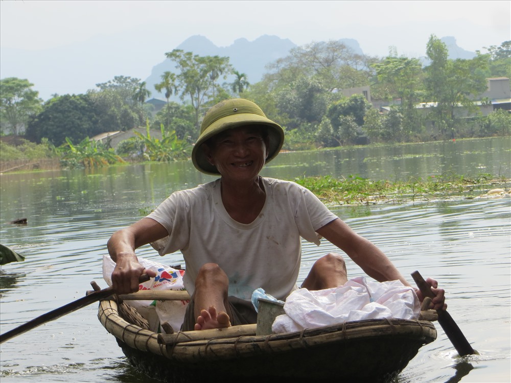Người dân bơi thuyền trên những con đường bê tông không phải là cảnh hiếm gặp ở vùng lũ Chương Mỹ. Theo họ, nếu mực nước cứ rút chậm thế này thì có lẽ phải hàng tuần nữa mới được về nhà...