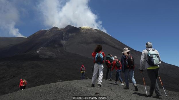 Leo núi lửa Etna.