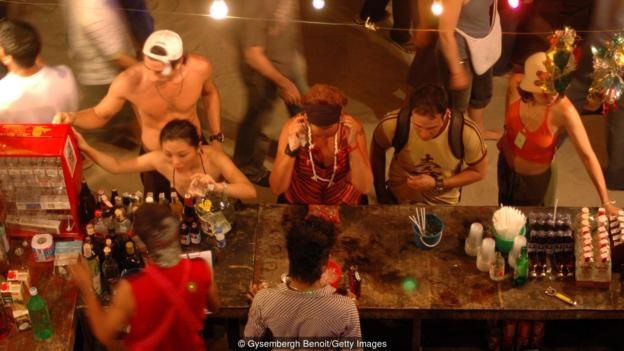 Bữa tiệc trăng rằm được tổ chức thâu đêm trên bãi biển.