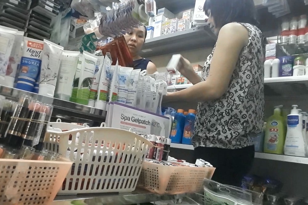 Bên trong một cửa hàng bán đồ xách tay trên phố Nguyễn Sơn (Long Biên, Hà Nội).