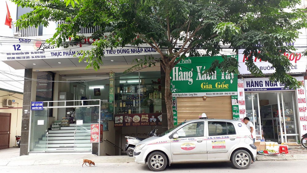 Một góc “thiên đường” hàng xách tay Nguyễn Sơn.