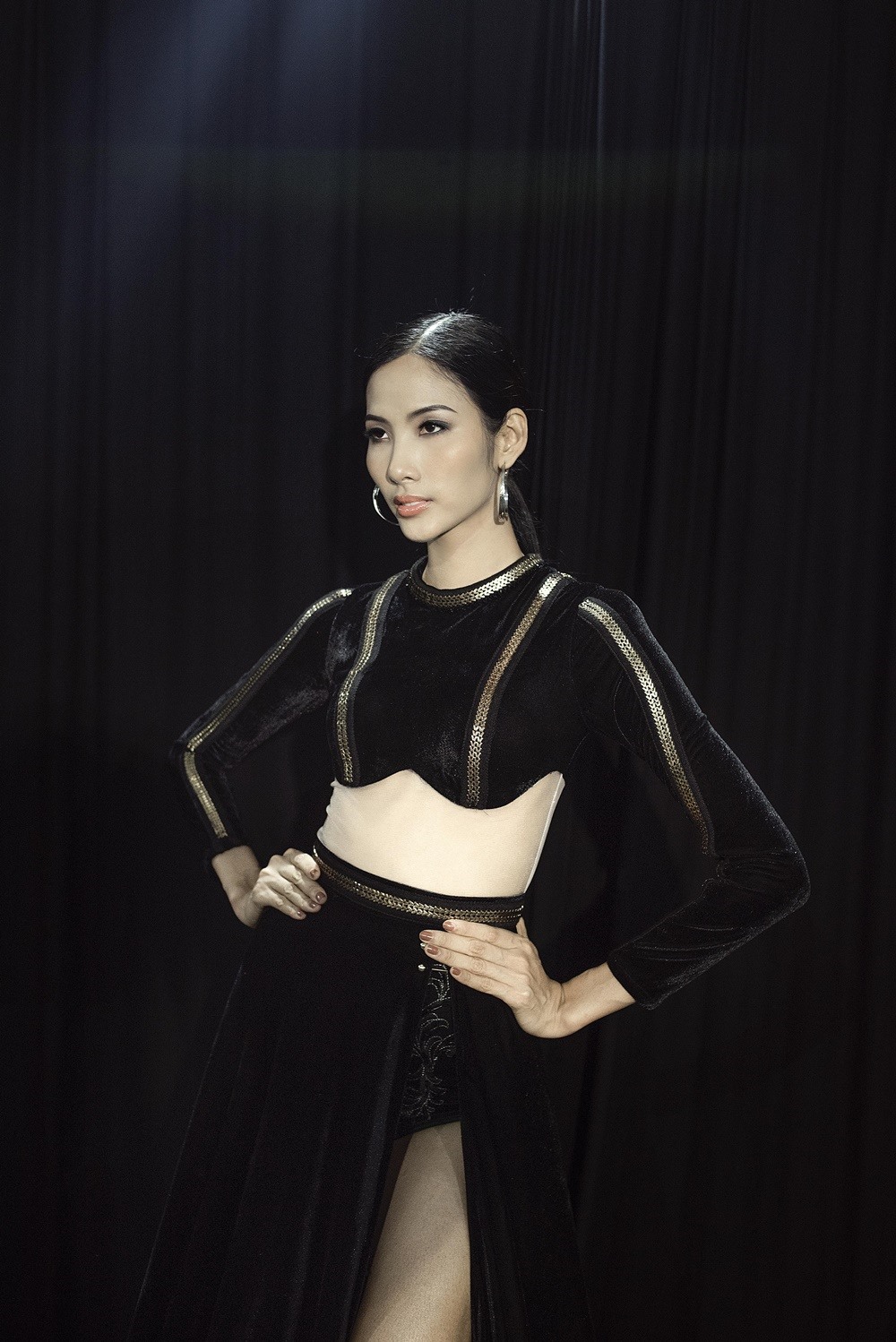 Hoàng Thùy mở màn chương trình. Ảnh: J.Đ