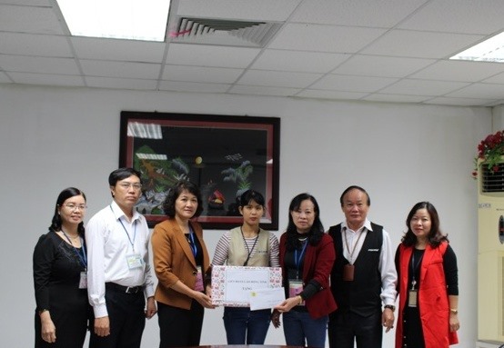 Đồng chí Nguyễn Thị Nhanh, Phó chủ tịch LĐLĐ tỉnh trao quà và 10.000.000đ cho cháu Nguyễn Văn An con Nguyễn Thị Hiền công nhân Tập đoàn KHKTHồng Hải.