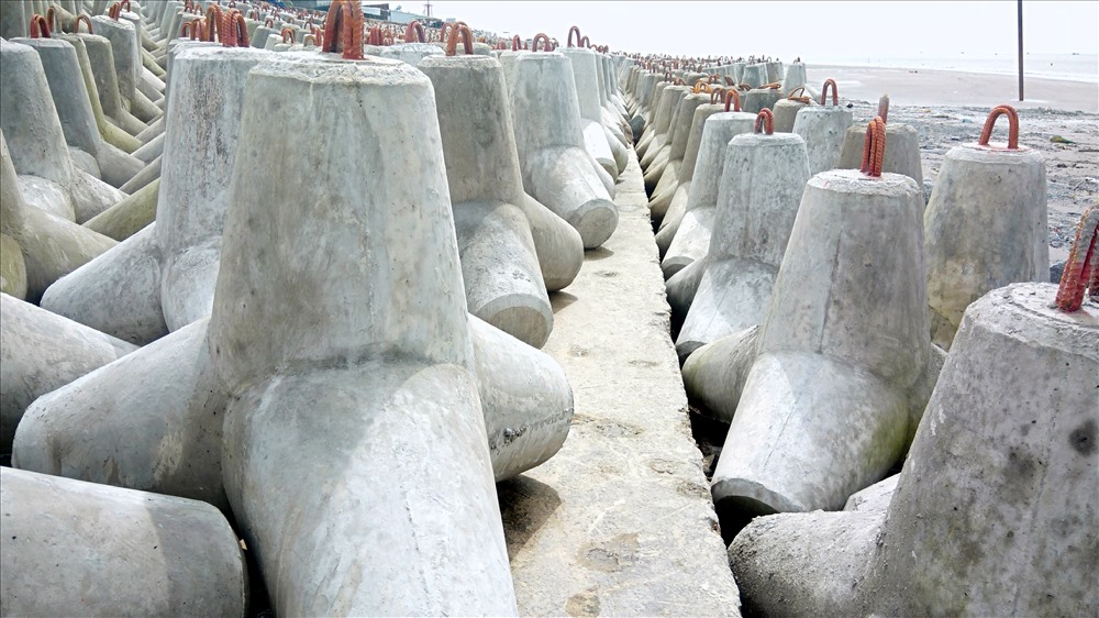 Cấu kiện được tạo thành bãi chắn sóng (ảnh Nhật Hồ)