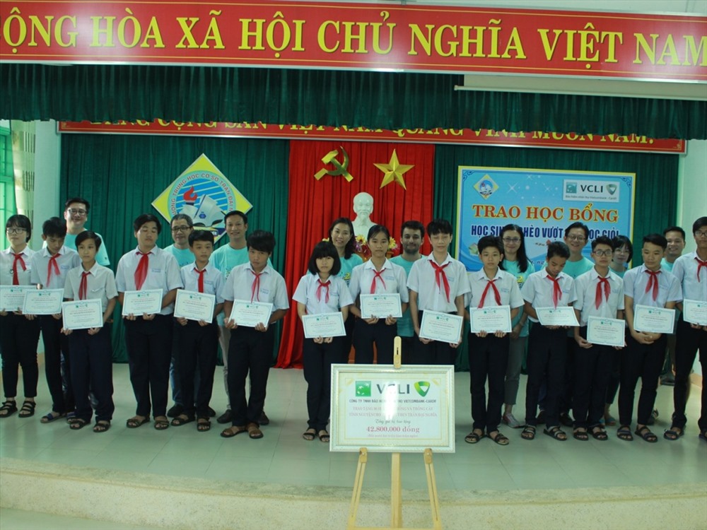 Công ty VCLI trao học bổng cho các em học sinh trường Trần Đại Nghĩa