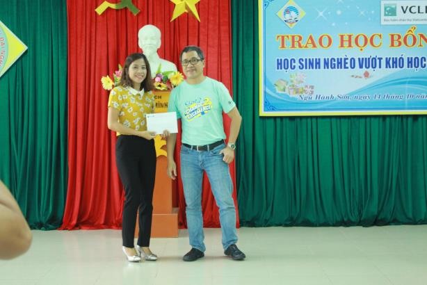 Ông Vũ Tuấn Minh đại diện cán bộ nhân viên VCLI trao tặng quà quyên góp cho nhà trường