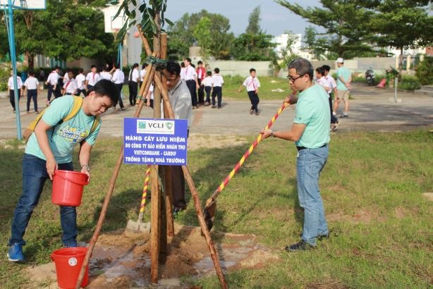 Cán bộ VCLI cùng tham gia trồng cây tại trường THCS Trần Đại Nghĩa