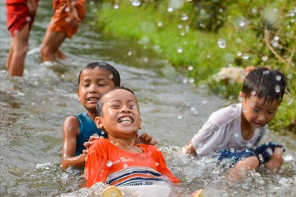 Trò vui bên suối của em bé vùng cao