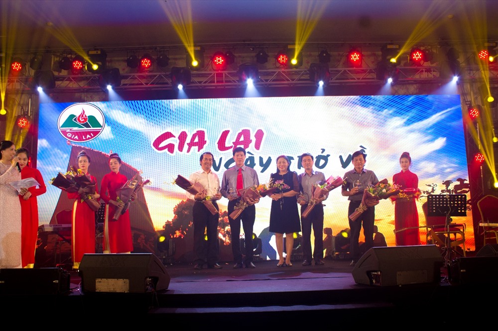 Lãnh đạo tỉnh tặng hoa và kỉ niệm chương tri ân nhà tài trợ
