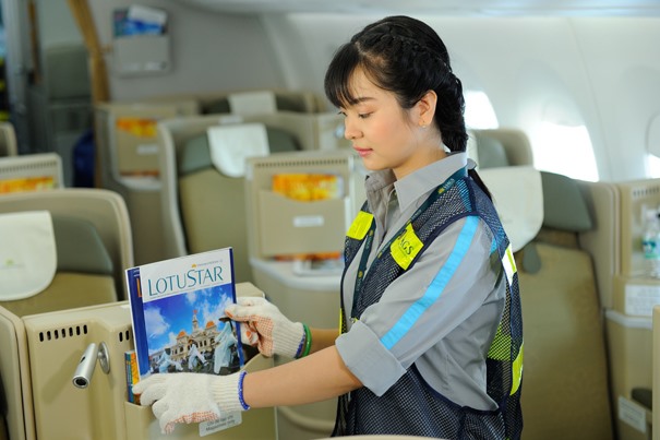 Nhân viên VIAGS đang tác nghiệp trên máy bay