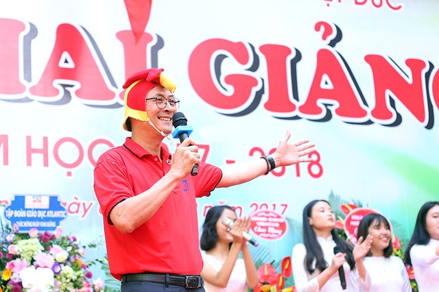 Hình ảnh trẻ trung, gần gùi của thầy Bình. Ảnh: HH