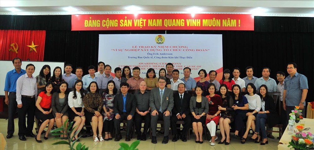 Các cán bộ công đoàn Việt Nam - Thụy Điển chụp ảnh lưu niệm. Ảnh: Lam Vân