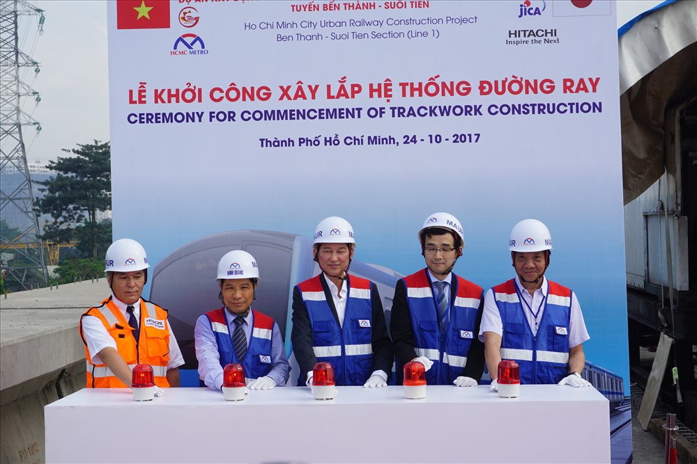 Lãnh đạo TPHCM, Ban quản lý dự án và nhà thầu ấn nút khởi công lắp đặt đường ray tuyến metro số 1.