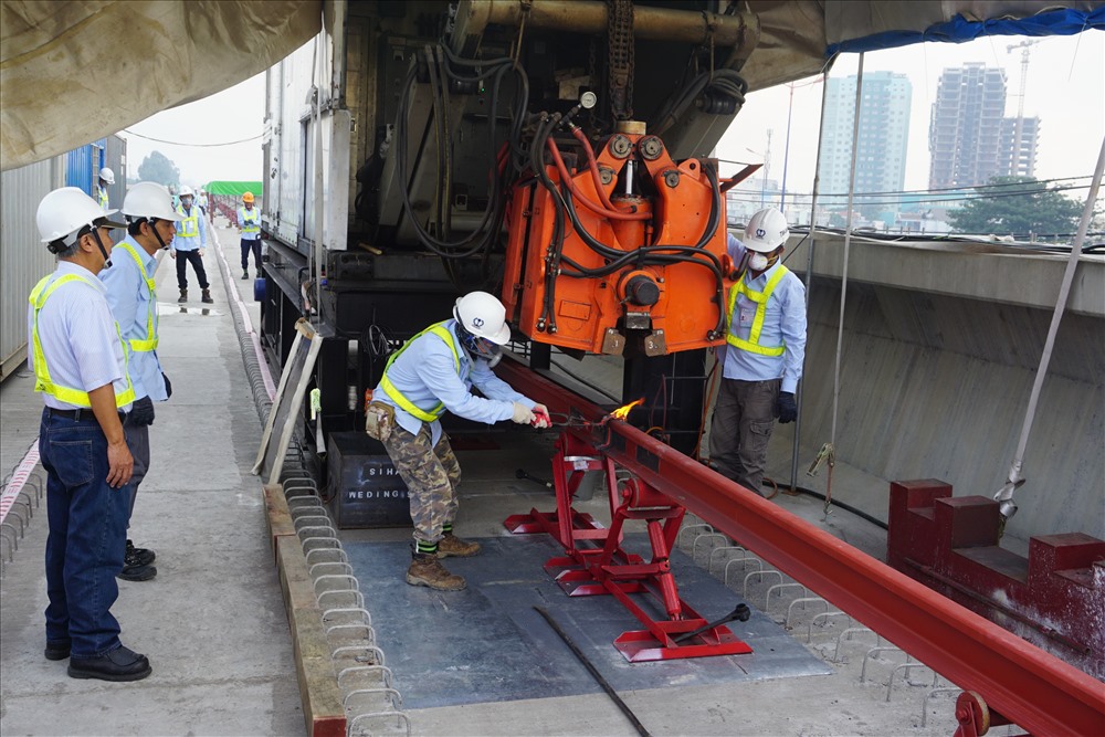 Cứ 200m đường ray được hàn lại với nhau sau đó được đặt lên tà vẹt và đổ bê tông.