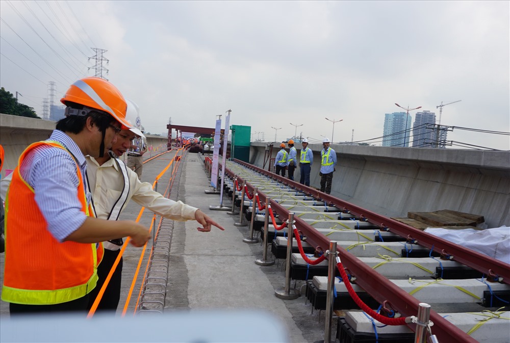 Một đoạn đường ray được đặt cố định trên tà vẹt.