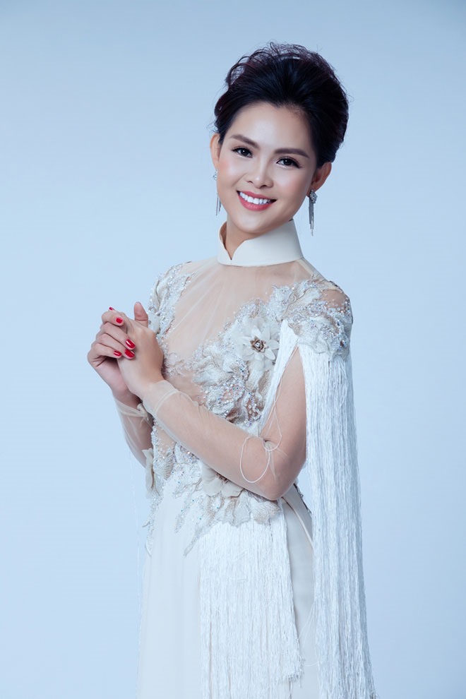 Trước nhan sắc lộng lẫy và ngày càng rạng ngời, Vân Anh được nhiều người động viên để chạm đến ngôi Hậu. Trong đó, Hoa hậu Diễm Hương đã dành nhiều lời động viên và ủng hộ chị trên con đường mới.