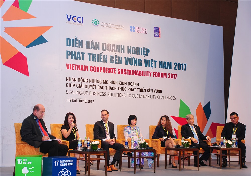 (Thứ 2 từ trái sang), bà Lê Từ Cẩm Ly cho biết nước là một trong 17 mục tiêu phát triển bền vững mà Coca-Cola đặc biệt chú trọng.