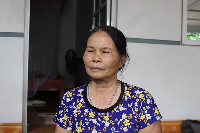 Bà Lý bàng hoàng kể lại giây phút bị đạn găm vào ngực. (Ảnh: Trần Thanh)