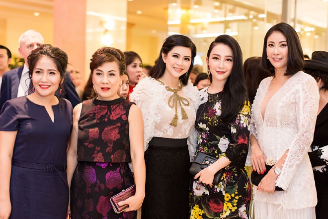 Nữ doanh nhân Thủy Tiên thu hút bởi thần thái rạng rỡ cũng như sự hạnh phúc của mình khi “rước” được đứa con tinh thần mới đầy tự hào này về Việt Nam. Đây chính là hành trình miệt mài và xuyên suốt của bà để khẳng định được chỗ đứng riêng trên thương trường đồ hiệu quốc tế tại Việt Nam.