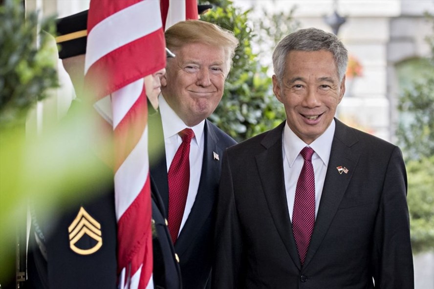 Thủ tướng Singapore Lý Hiển Long và Tổng thống Mỹ Donald Trump. Ảnh: Bloomberg