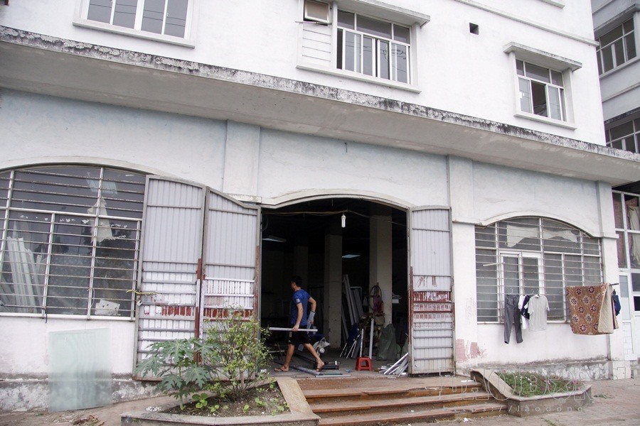 Một gian nhà được cho thuê lại để làm nhà xưởng.