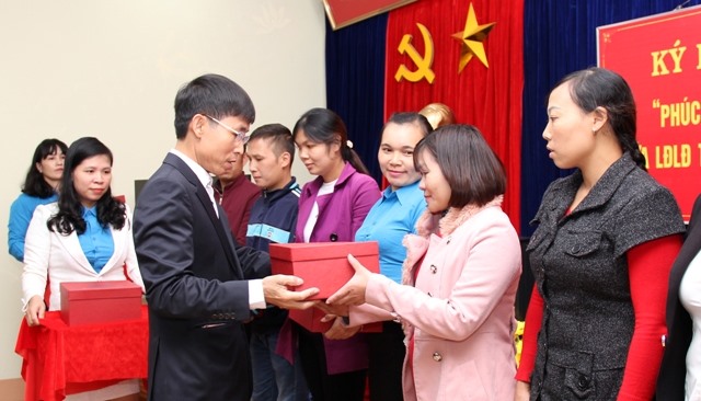 Đoàn viên CĐ có hoàn cảnh khó khăn được nhận quà tại lễ ký kết. Ảnh: Lưỡng Hà