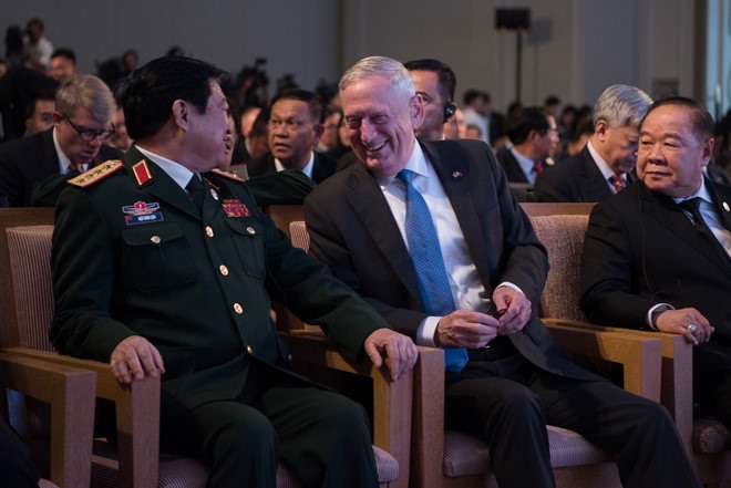 Bộ trưởng Quốc phòng Ngô Xuân Lịch và người đồng cấp Mỹ Jim Mattis tái khẳng định nguyện vọng làm sâu sắc hơn nữa quan hệ quốc phòng song phương. Ảnh: Bộ Quốc phòng Mỹ