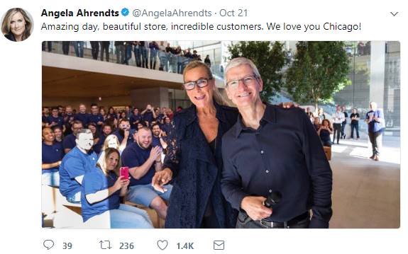 Angela Ahrendts cập nhật hình ảnh chụp với Tim Cook trên Twitter.