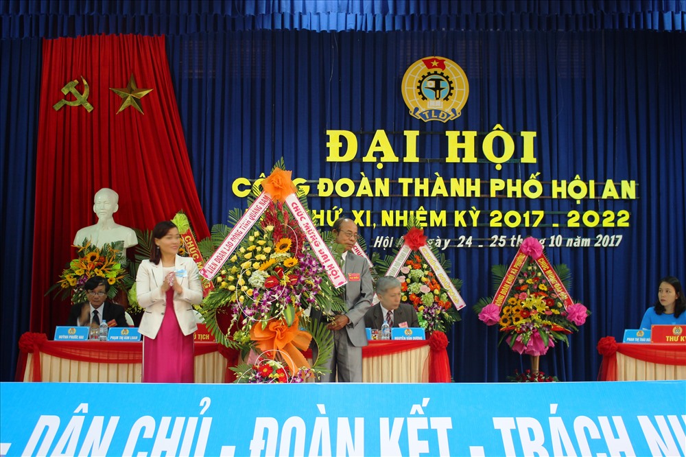 Bà Nguyễn Thị Ngọc Ánh - Phó Chủ tịch LĐLĐ Quảng Nam tặng hoa chúc mừng đại hội. Ảnh: LP