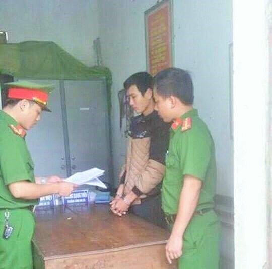 Cơ quan công an đọc quyết định khởi tố bị can chém cán bộ y tế (Ảnh: BYT cung cấp)