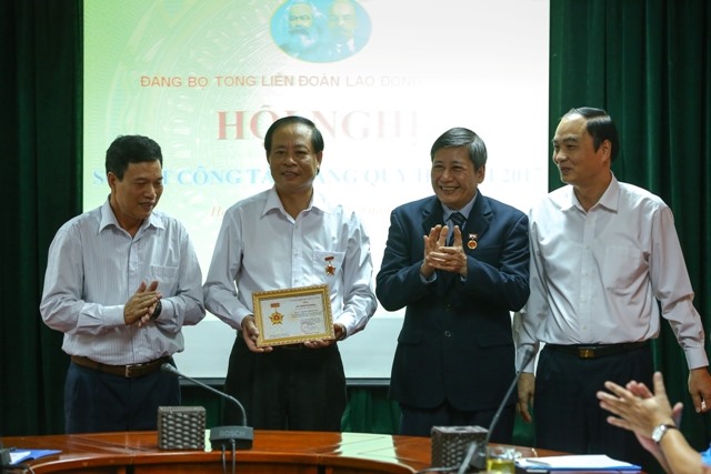 Đồng chí Trần Thanh Hải - Phó Chủ tịch thường trực Tổng LĐLĐVN, Bí thư Đảng ủy Tổng LĐLĐVN trao Kỷ niệm chương Vì sự nghiệp kiểm tra của Đảng cho đồng chí Nguyễn Phương Đông - Ủy viên Ban Thường vụ, Phó chủ nhiệm UBKT Đảng ủy Tổng LĐLĐVN. Ảnh: Sơn Tùng