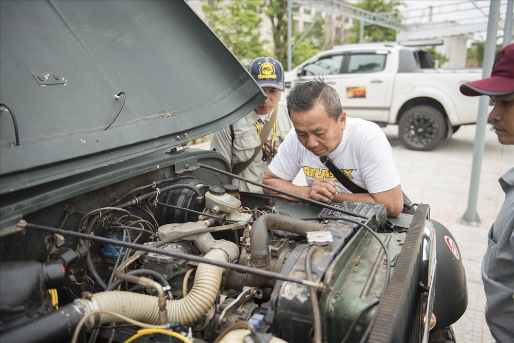 Từng chi tiết dù là nhỏ nhất cũng được kiểm tra kĩ lưỡng. Ảnh: Thiên Sơn.