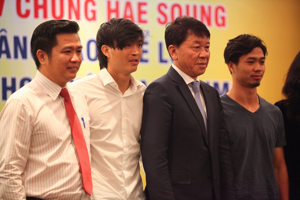 Công Phượng, Tuấn Anh chụp ảnh lưu niệm với GĐKT Chung Hae-seong.
