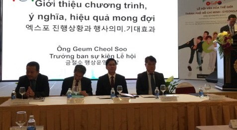Ban tổ chức chia sẻ về các hoạt động của lễ hội. Ảnh: T.L