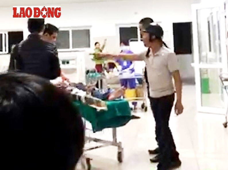 Các đối tượng tỏ thái độ bức xúc, lớn tiếng và đe dọa ngay tại khoa Cấp cứu. Ảnh chụp từ Clip