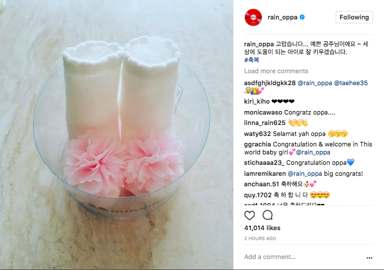 Bi Rain đã khoe hình ảnh đôi tất đại diện cho con gái mình lên Instagram.