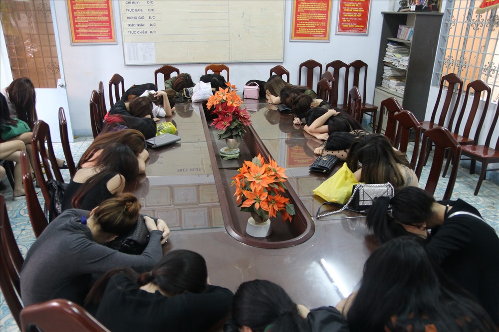 25 cô gái tuổi từ 18-22 hoạt động tại khách sạn Bavico được đưa về cơ quan công an. Ảnh: B.A
