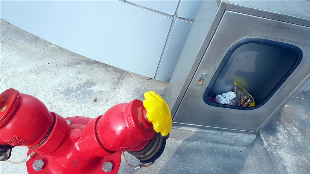 Hầu hết toàn bộ các tủ đựng thiết bị phòng cháy, chữa cháy ngoài trời của công trình nghìn tỉ trống trơn... Ảnh: T.N.D