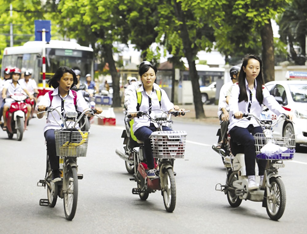 Dễ dàng bắt gặp hình ảnh các em học sinh dàn hàng ngang đi trên đường với chiếc xe đạp điện có vận tốc cao. Ảnh: MH