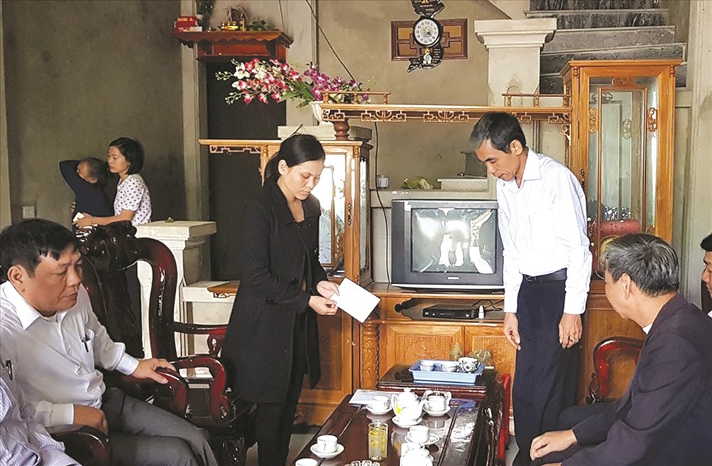 Ông Ngô Tôn Tẫn - Chủ tịch LĐLĐ Thanh Hoá chia sẻ đau thương với vợ đại uý Nguyễn Thành Chủng. Ảnh: X.H