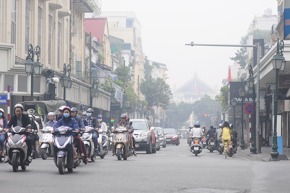 Phố Trang Tiền, quận Hoàn Kiếm lúc 9h, lúc này quang cảnh đã bớt mù mịt hơn so với sáng sớm. Theo dự báo, đến trưa và chiều nay sương sẽ tan, thời tiết Hà Nội chuyển nắng khô, độ ẩm thấp nhất xuống dưới 60%.