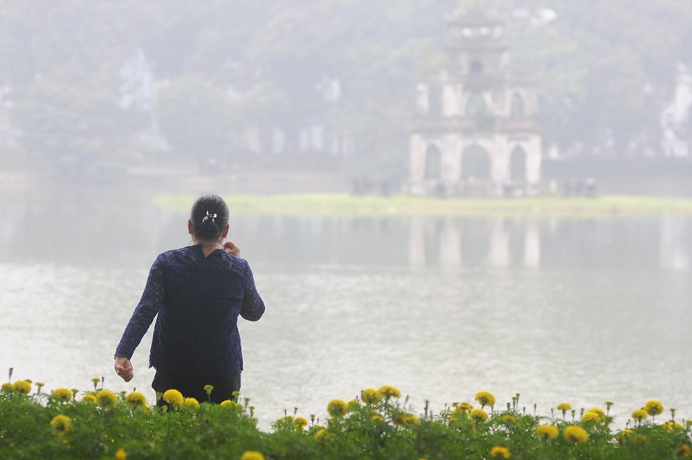 Tháp Rùa mờ ảo trong sương sớm