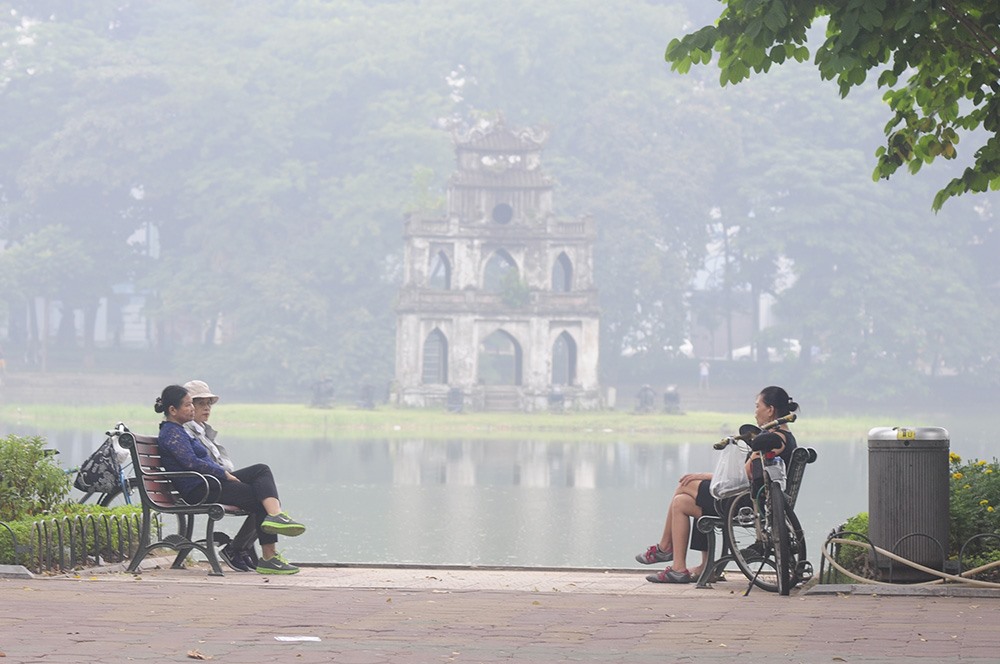 Sương mù bao quanh Hồ Gươm