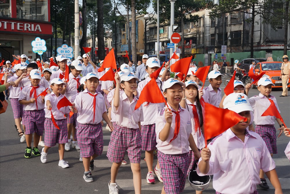 Các em học sinh tham gia vào cuộc diễu hành Đi bộ An toàn nhằm nâng cao ý thức về an toàn đi bộ cho trẻ em.