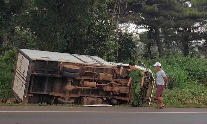 Chiếc xe tai sau khi va chạm xe máy bị lật nghiêng. Ảnh: V.T