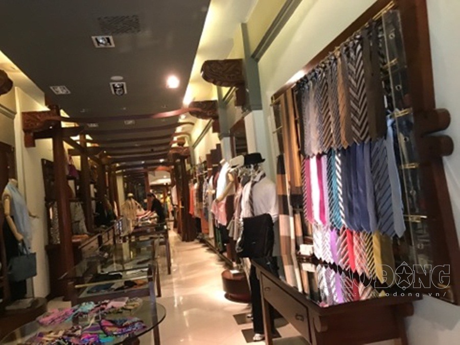 Bên trong cửa hàng Khaisilk.